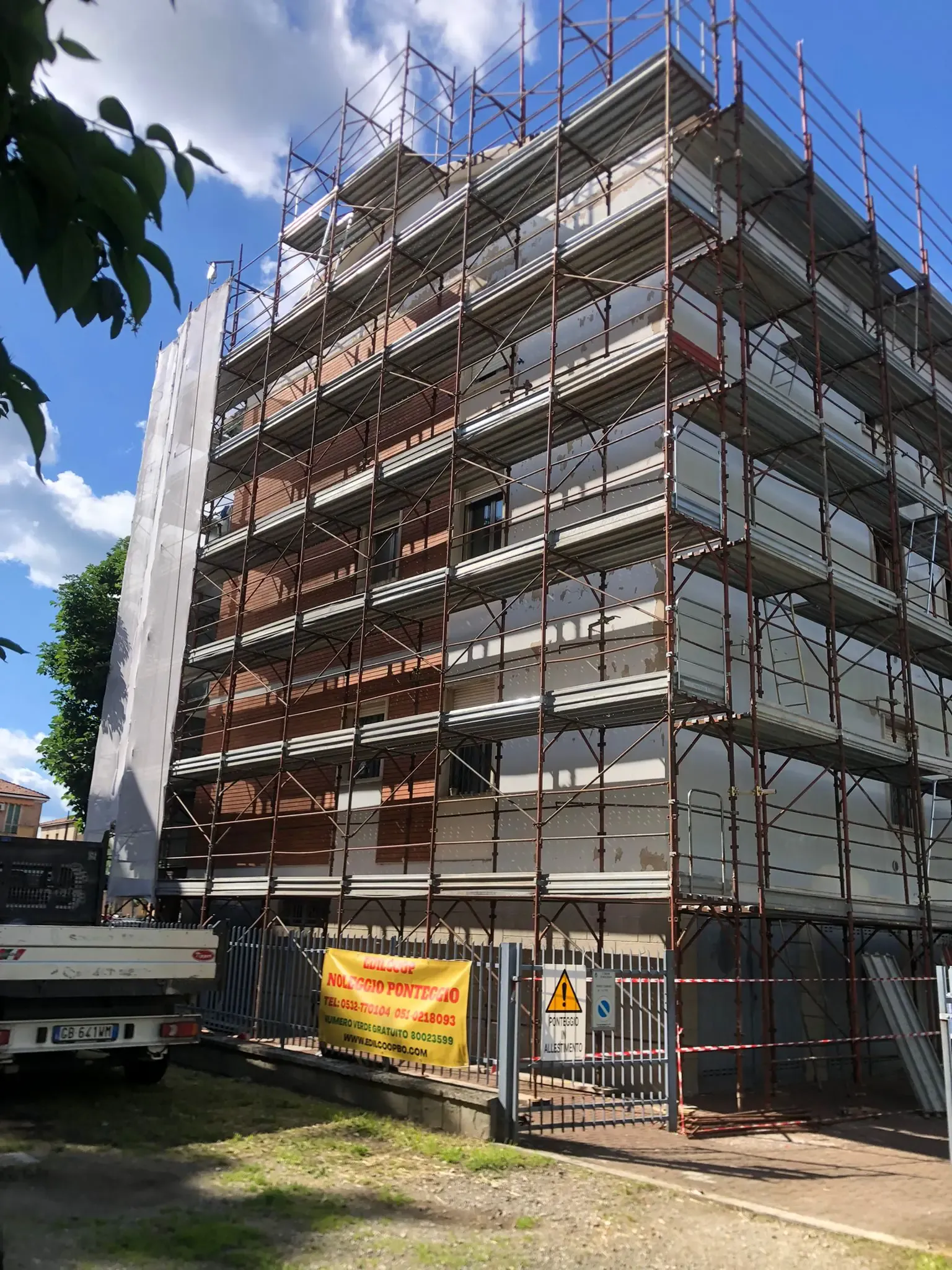 Montaggio ponteggi e risanamento facciata condominio — Ferrara